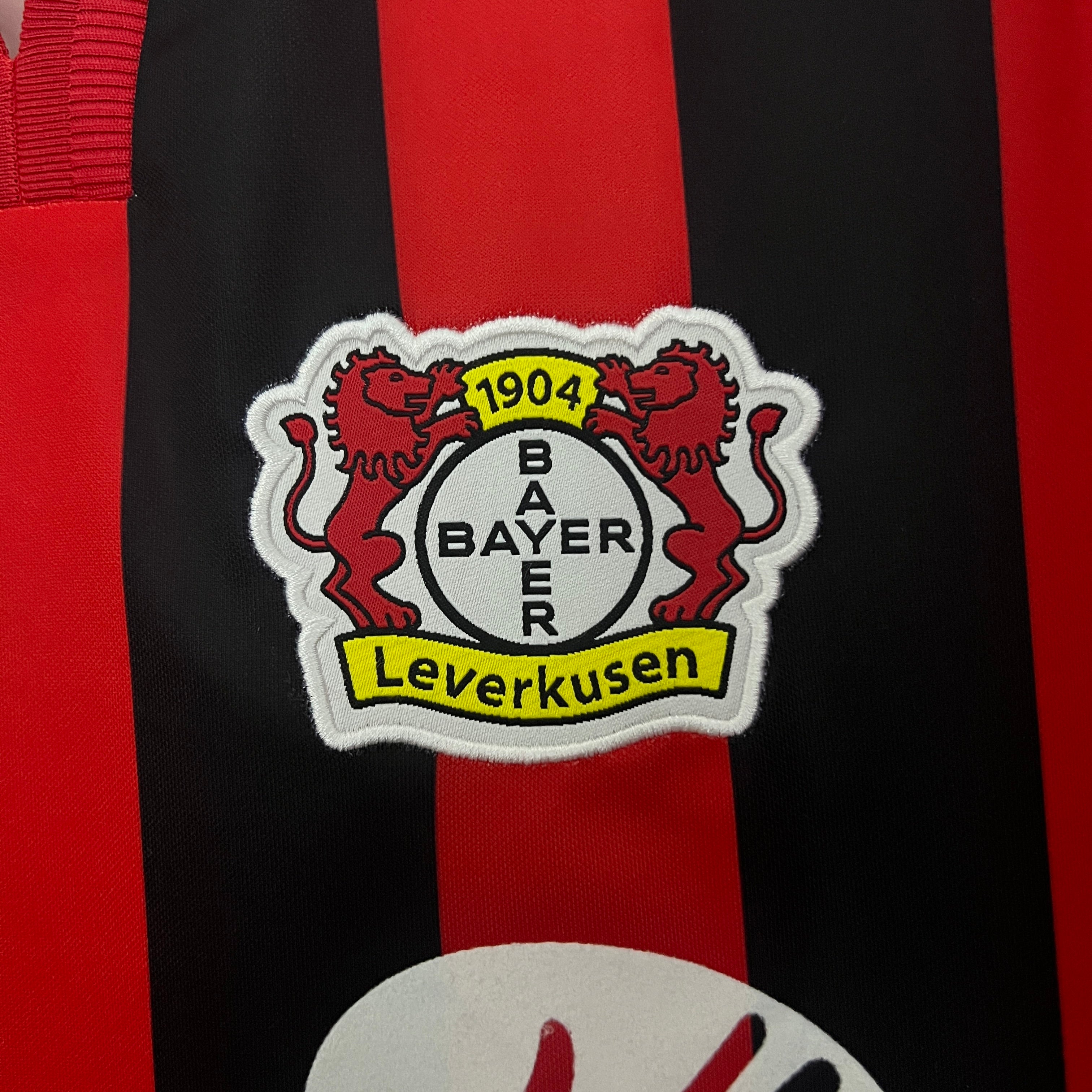 Bayer 04 Leverkusen 2001–2002 Hjemmedrakt